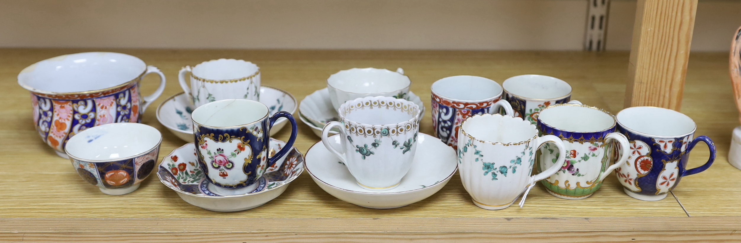A group of late 18th century Worcester cups and various saucers (16)